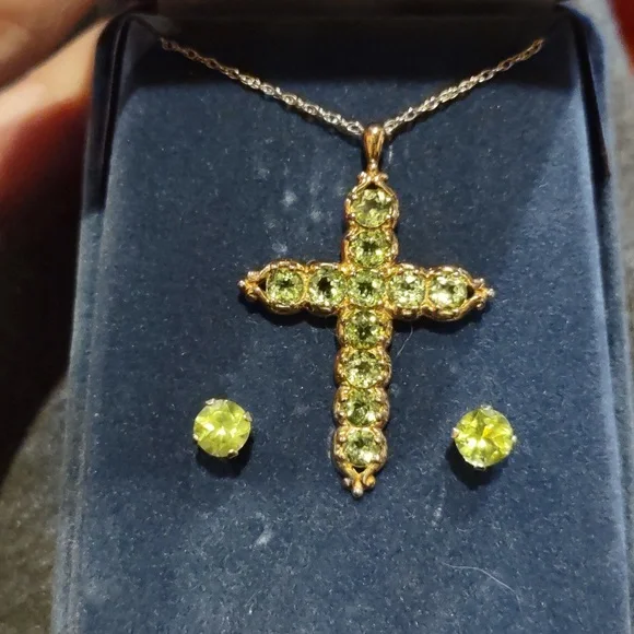 Peridot Cross pendant, necklace with peridot stud earrings - Picture 3 of 4